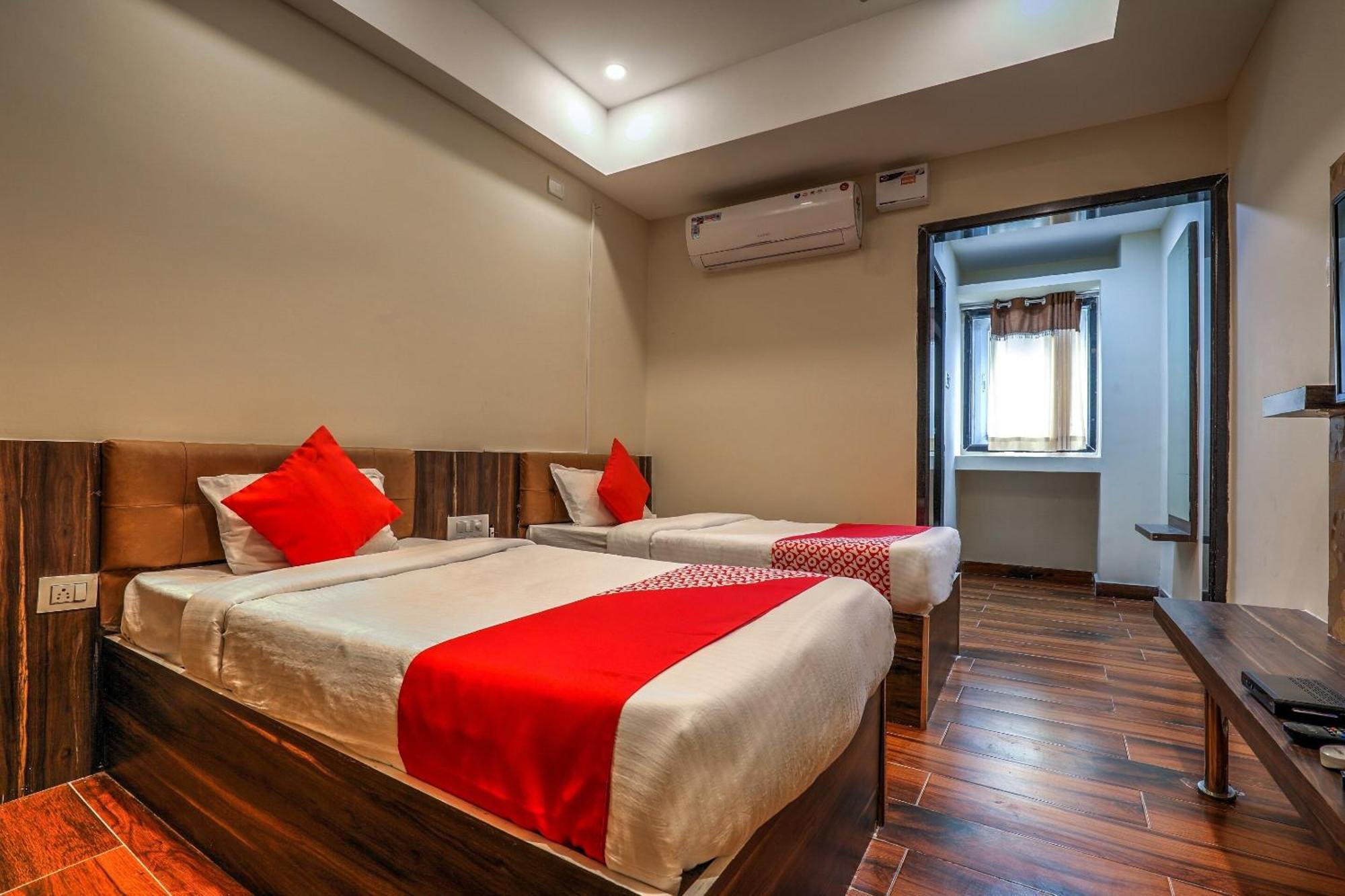 Capital O Sky Grand Hotel Hyderabad Ngoại thất bức ảnh