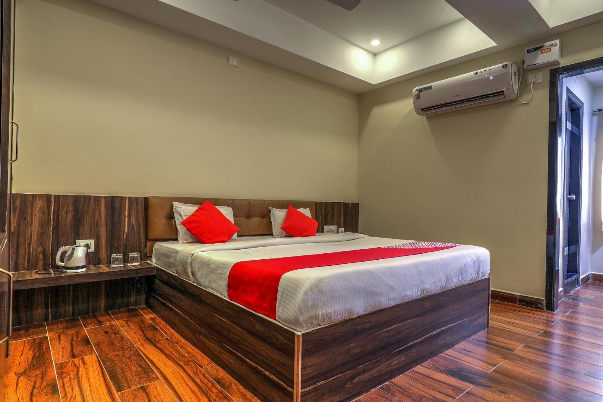 Capital O Sky Grand Hotel Hyderabad Ngoại thất bức ảnh