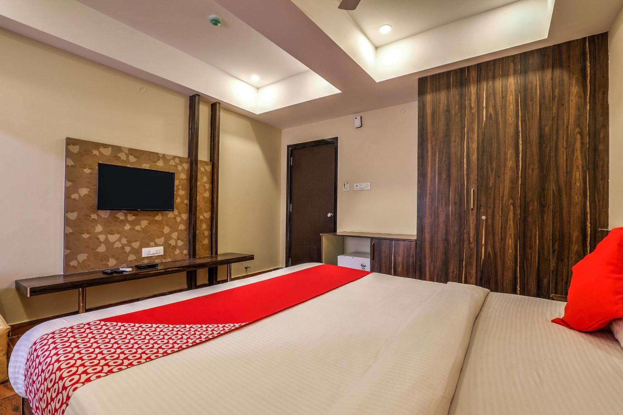 Capital O Sky Grand Hotel Hyderabad Ngoại thất bức ảnh